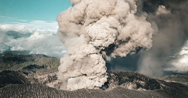 Gunung Dukono Meletus Tiga Kali Pagi Ini