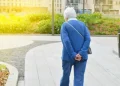 Orang yang Berjalan dengan Tangan di Belakang Punggung: 7 Perilaku yang Mengungkap Psikologi Mereka