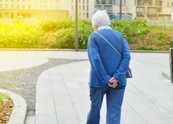 Orang yang Berjalan dengan Tangan di Belakang Punggung: 7 Perilaku yang Mengungkap Psikologi Mereka