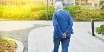 Orang yang Berjalan dengan Tangan di Belakang Punggung: 7 Perilaku yang Mengungkap Psikologi Mereka