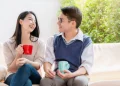 Pria Menatapmu di 8 Saat Ini? Ini Bisa Jadi Tanda Cinta yang Tak Terduga