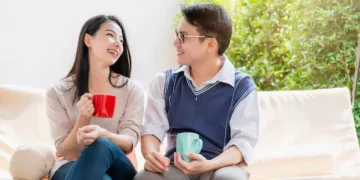 Pria Menatapmu di 8 Saat Ini? Ini Bisa Jadi Tanda Cinta yang Tak Terduga
