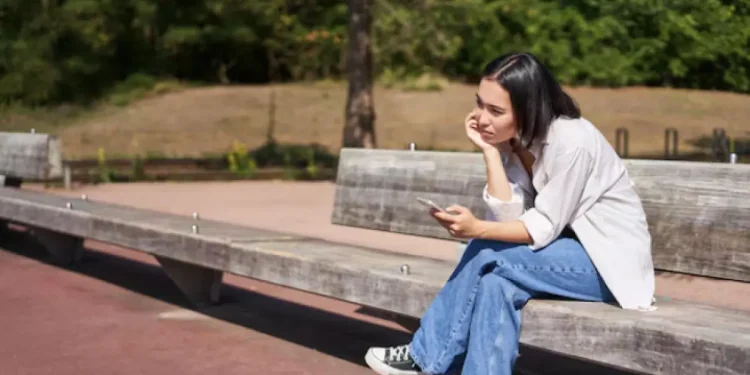 Orang yang Menjaga Privasi Sering Punya 7 Ciri Ini, Menurut Psikologi