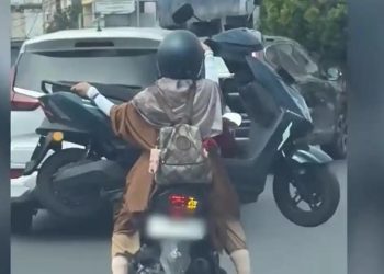 Emak-emak berani bawa motor listrik pakai sepeda motor, netizen kaget