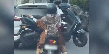 Emak-emak berani bawa motor listrik pakai sepeda motor, netizen kaget