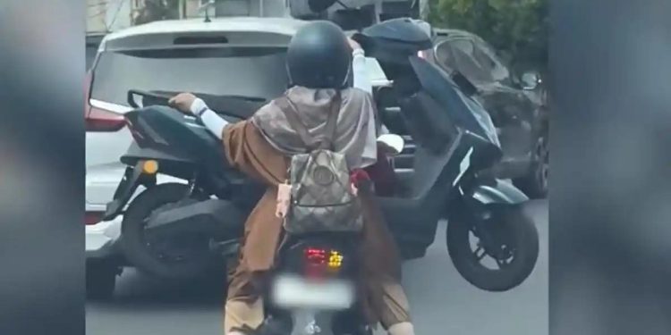 Emak-emak berani bawa motor listrik pakai sepeda motor, netizen kaget