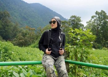 8 Potret Ririe Fairus di Curug Cibeureum, Bogor, Segar!
