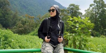 8 Potret Ririe Fairus di Curug Cibeureum, Bogor, Segar!