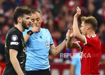 Bukan Skandal, Ini Alasan Bayern Tak Dapat Penalti dari Handball Joao Neves