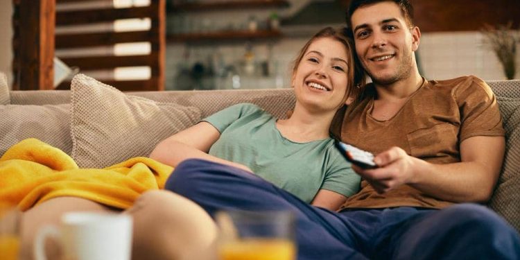 Pacar Lebih Pilih Bola Daripada Kamu? Ini Solusinya