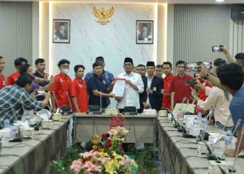 Ketua DPRD Batam Terima Aspirasi Mahasiswa, Siap Teruskan Tuntutan ke Pemerintah Pusat