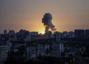 Ukraina Membara: Rusia Serang, Lima Tewas, Bangunan Terbakar