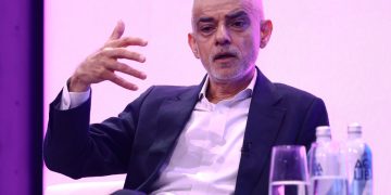 Sadiq Khan Backs Social Media Ban for Aussie Teens