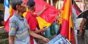 Jelang Piala Dunia 2026, Bendera Peserta Laris Manis di Pasar 45 Manado