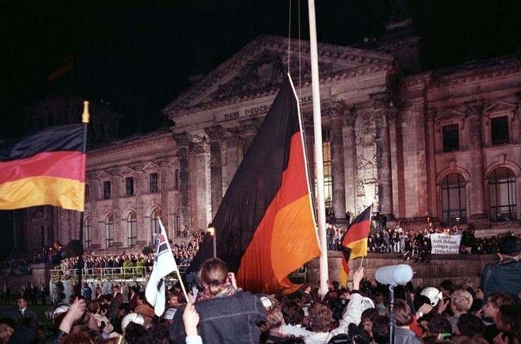 Bundesarchiv_Bild_183-1990-1003-400%2C_Berlin%2C_deutsche_Vereinigung%2C_vor_dem_Reichstag.jpg