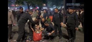Seskab-Teddy-Unggah-Video-Bersih-Bersih-Pascaaksi-Pastikan-Fasilitas-Publik-Siap-Kembali-Dipakai-Warga