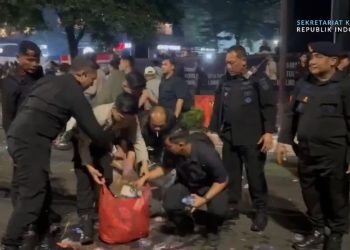 Seskab Teddy Unggah Video Bersih-Bersih Pascaaksi, Pastikan Fasilitas Publik Siap Kembali Dipakai Warga