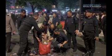 Seskab Teddy Unggah Video Bersih-Bersih Pascaaksi, Pastikan Fasilitas Publik Siap Kembali Dipakai Warga