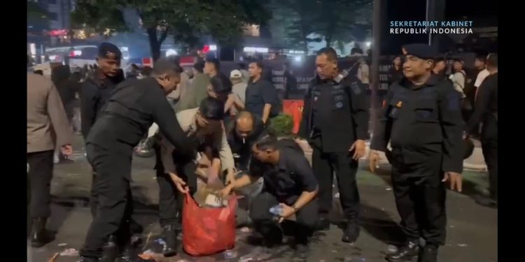 Seskab Teddy Unggah Video Bersih Bersih Pascaaksi Pastikan Fasilitas Publik Siap Kembali Dipakai Warga