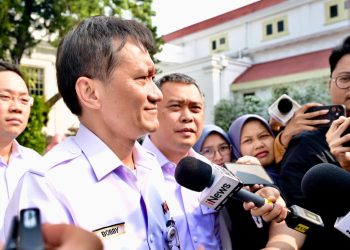 Menteri Perhubungan Dudy Purwagandhi dan Direktur Utama PT Kereta Api Indonesia (KAI) Bobby Rasyidi memberikan keterangan pers di Istana Kepresidenan Jakarta, pada Kamis, 11 Juni 2026.