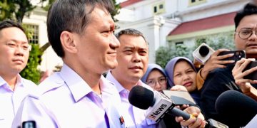 Menteri Perhubungan Dudy Purwagandhi dan Direktur Utama PT Kereta Api Indonesia (KAI) Bobby Rasyidi memberikan keterangan pers di Istana Kepresidenan Jakarta, pada Kamis, 11 Juni 2026.