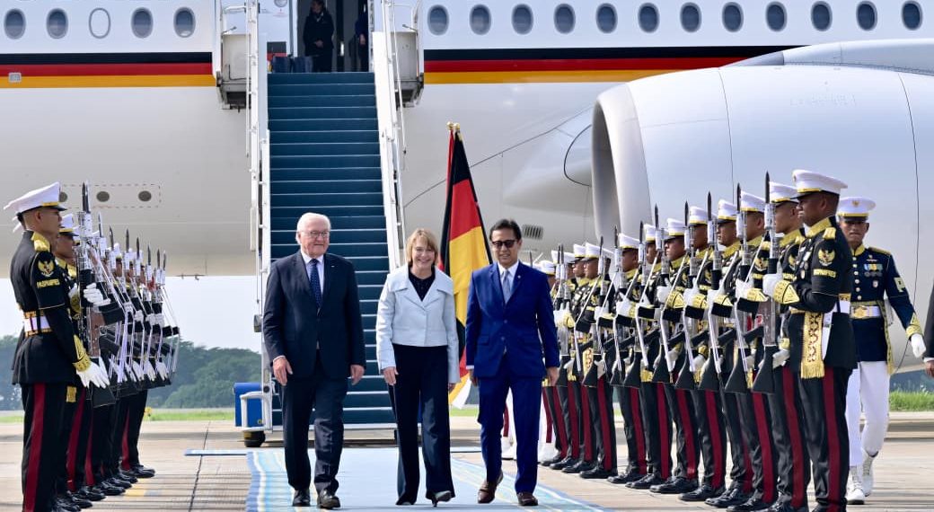 Presiden Republik Federal Jerman Frank-Walter Steinmeier dan Ibu Elke Büdenbender tiba di Jakarta dalam rangka kunjungan kenegaraan ke Indonesia pada Senin, 15 Juni 2026.