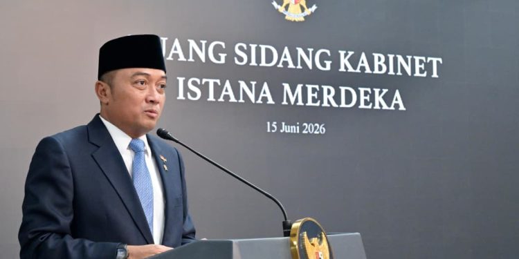 Menteri Sekretaris Negara (Mensesneg) Prasetyo Hadi menyampaikan keterangan persnya di kompleks Istana Kepresidenan Jakarta, Senin, 15 Juni 2026.