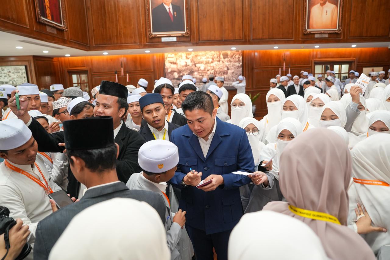 Istana Kepresidenan Jakarta menerima kunjungan sejumlah santri dan pengajar Pondok Pesantren Qurrotu Nafsin dalam program “Istana untuk Anak Sekolah” pada Kamis, 25 Juni 2026.
