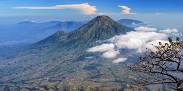 Gunung Lewotobi Meletus: Status Siaga, Kolom Abu 1000 Meter