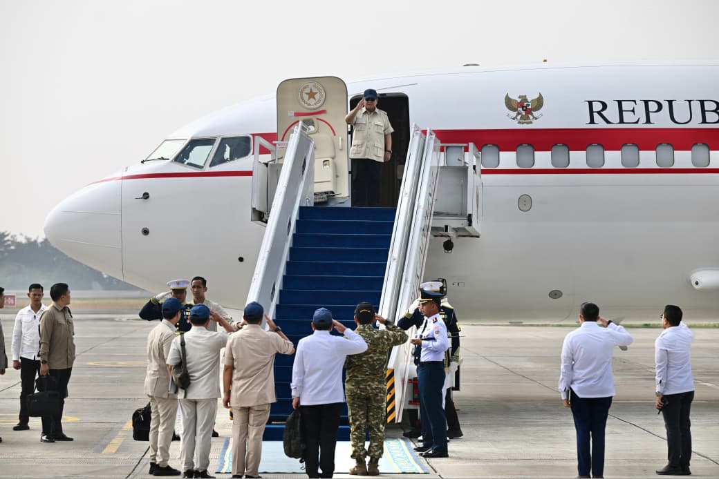 Bertolak-ke-Sumatra-Presiden-Prabowo-Kembali-Turun-Langsung-Tangani-Karhutla-Seskab-Teddy-Pastikan-Api-Padam-dan-Tak-Berulang