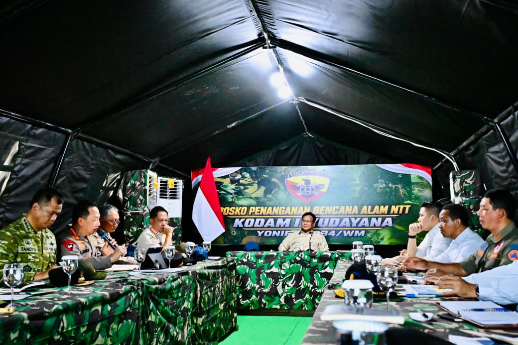 Presiden-Prabowo-Pimpin-Rapat-Penanganan-Gempa-dan-Pemulihan-Wilayah-Terdampak-di-Nagekeo