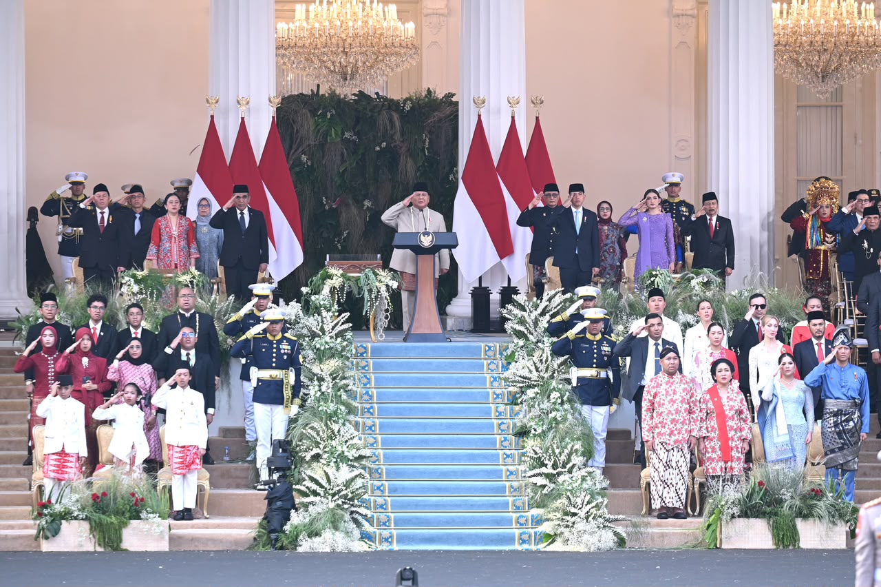 Presiden-Prabowo-Pimpin-Upacara-Penurunan-Bendera-Merah-Putih-di-Istana-Merdeka-Tegaskan-Semangat-Kebersamaan-di-HUT-ke-81-Kemerdekaan-RI