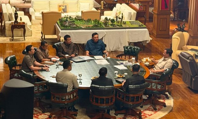Presiden Prabowo Subianto menerima laporan perkembangan Program Mandatori B50 atau biodiesel 50 persen serta kesiapan infrastruktur menuju penerapan mandatori bioetanol di Hambalang, Kabupaten Bogor, Jawa Barat, pada Minggu sore, 9 Agustus 2026.