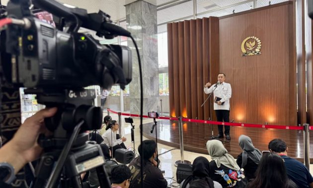 Menteri Sekretaris Negara (Mensesneg) Prasetyo Hadi memberikan keterangan pers di  Gedung Nusantara III DPR/MPR RI, Jakarta, Senin, 10 Agustus 2026.