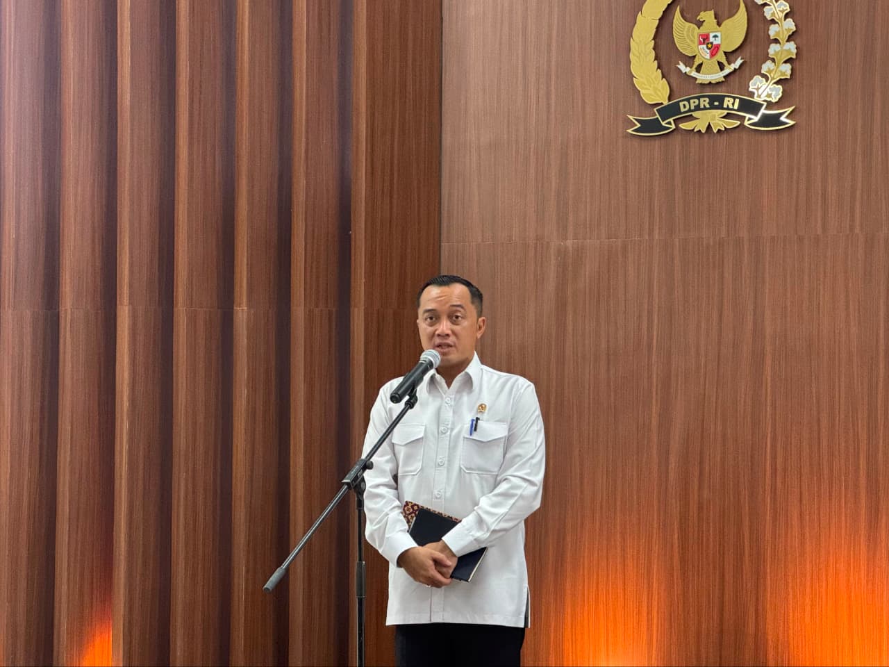 Menteri Sekretaris Negara (Mensesneg) Prasetyo Hadi memberikan keterangan pers kepada awak media di Gedung Nusantara III DPR/MPR RI, Jakarta, pada Senin, 10 Agustus 2026.