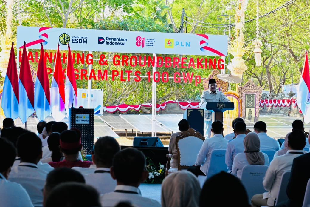 Presiden Prabowo Subianto meluncurkan Program Pembangkit Listrik Tenaga Surya (PLTS) 100 gigawatt peak (GWp) sekaligus melakukan peletakan batu pertama atau groundbreaking di Gilimanuk, Kabupaten Jembrana, Bali, Selasa, 25 Agustus 2026.