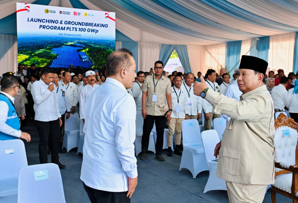 Presiden Prabowo Subianto meluncurkan Program Pembangkit Listrik Tenaga Surya (PLTS) 100 gigawatt peak (GWp) sekaligus melakukan peletakan batu pertama atau groundbreaking di Gilimanuk, Kabupaten Jembrana, Bali, Selasa, 25 Agustus 2026.