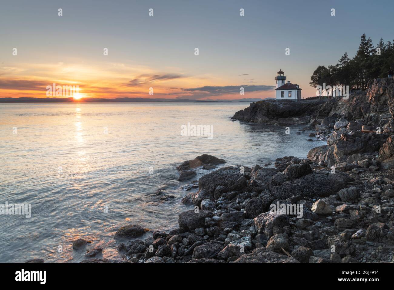 lime-kiln-lighthouse-at-sunset-lime-kiln-point-state-park-san-juan-island-washington-state-2GJF914.jpg