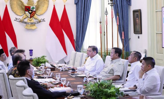 Presiden Prabowo Subianto menggelar rapat terbatas bersama sejumlah Menteri Kabinet Merah Putih di Istana Merdeka, Jakarta, pada Senin, 28 September 2026.