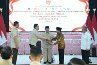 Presiden Prabowo Subianto menyaksikan penyerahan denda administratif dan penyelamatan keuangan negara di Kompleks Kejaksaan Agung Republik Indonesia, Jakarta, pada Selasa, 6 Oktober 2026.