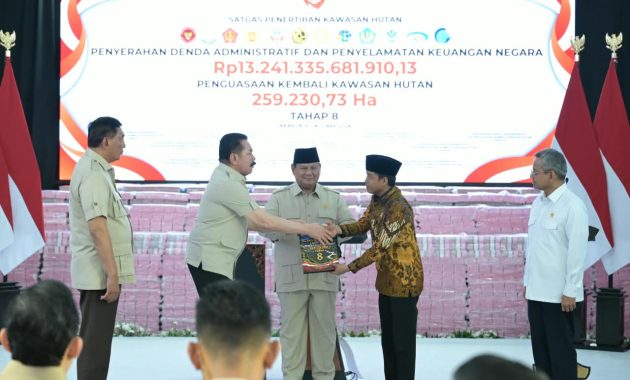 Presiden Prabowo Subianto menyaksikan penyerahan denda administratif dan penyelamatan keuangan negara di Kompleks Kejaksaan Agung Republik Indonesia, Jakarta, pada Selasa, 6 Oktober 2026.