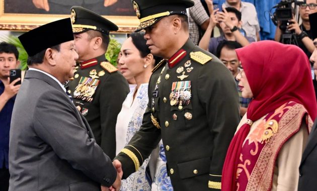Presiden Prabowo Subianto resmi melantik Jenderal TNI Tandyo Budi Revita sebagai Kepala Staf Angkatan Darat (KSAD) dalam upacara kenegaraan yang berlangsung di Istana Negara, Jakarta, pada Kamis, 15 Oktober 2026.
