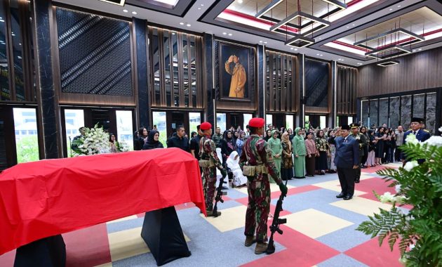 Presiden Prabowo Subianto menghadiri persemayaman Almarhum Jenderal TNI (Purn) Subagyo Hadi Siswoyo di Markas Besar Angkatan Darat (Mabesad), Jakarta, pada Selasa, 20 Oktober 2026.
