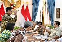Presiden Prabowo Subianto menerima Ketua Dewan Ekonomi Nasional (DEN) Luhut Binsar Pandjaitan bersama jajaran DEN dan sejumlah menteri terkait di Istana Merdeka, Jakarta, pada Selasa, 20 Oktober 2026.