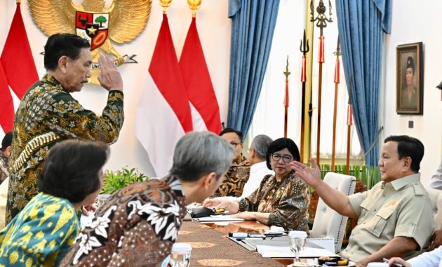 Presiden Prabowo Subianto menerima Ketua Dewan Ekonomi Nasional (DEN) Luhut Binsar Pandjaitan bersama jajaran DEN dan sejumlah menteri terkait di Istana Merdeka, Jakarta, pada Selasa, 20 Oktober 2026.