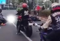 Moge Tabrak Ojol di Senayan Saat Rombongan Sunmori Melambat di Zebra Cross
