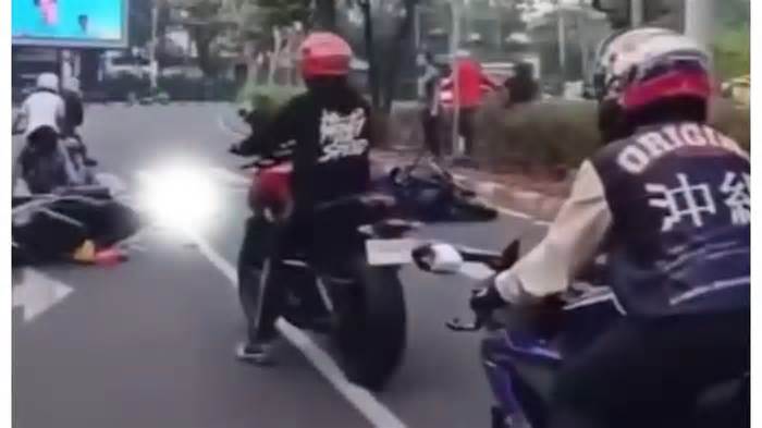 Moge Tabrak Ojol di Senayan Saat Rombongan Sunmori Melambat di Zebra Cross