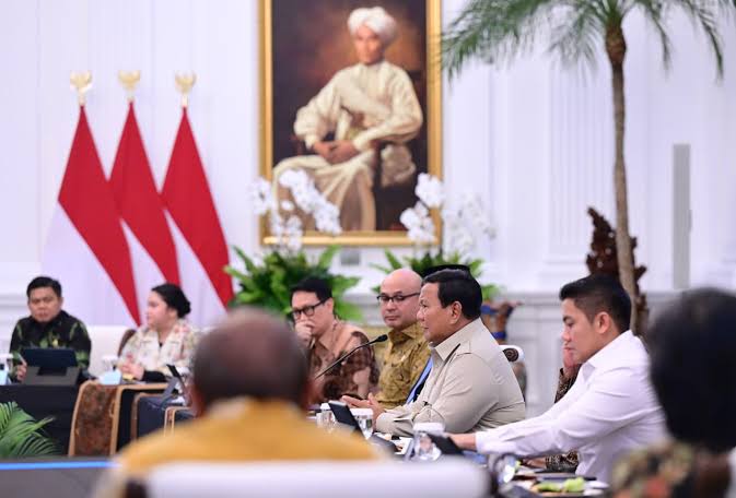 Hasil survei terbaru yang dilakukan oleh lembaga survei Parameter Politik Indonesia (PPI) menunjukkan tingkat kepuasan masyarakat terhadap kinerja Presiden Prabowo Subianto dan Seskab Teddy Indra Wijaya.